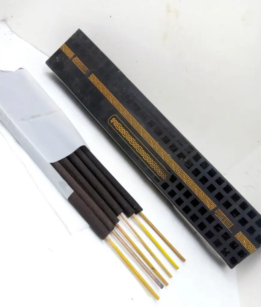 MiYA Agar Oudh Luxury Agarbatti (250g / 135 Sticks) | Premium Handmade Incense with Holder | Long-Lasting | Aromatherapy | Meditation | Yoga |